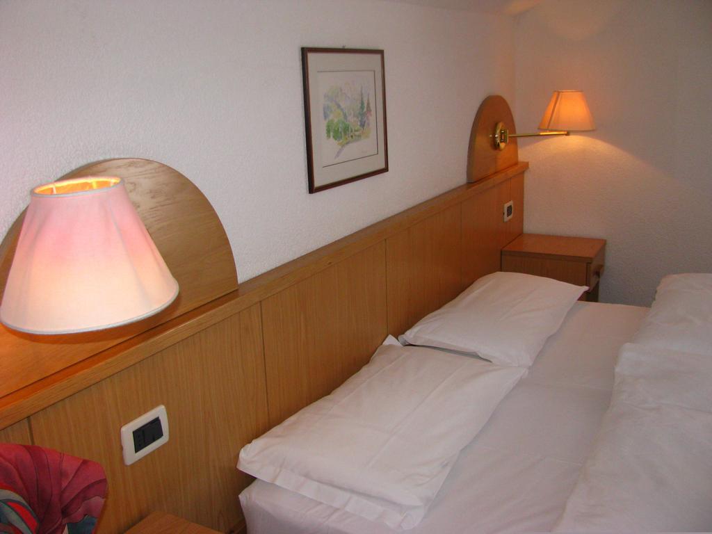 Hotel Nes Crepes Pozza di Fassa Rum bild