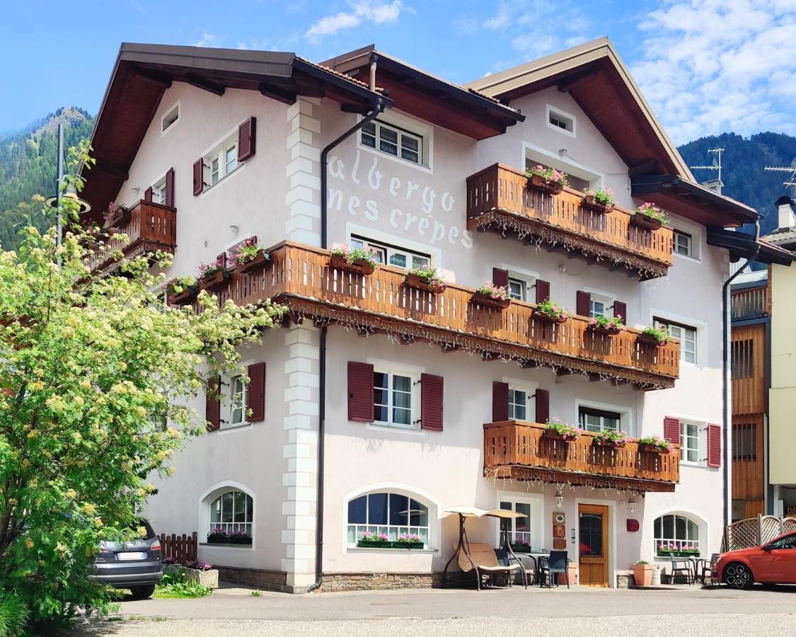 Hotel Nes Crepes Pozza di Fassa Exteriör bild