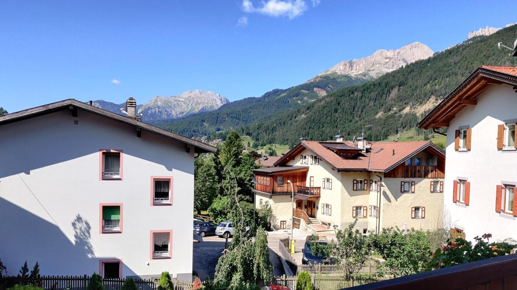 Hotel Nes Crepes Pozza di Fassa Exteriör bild