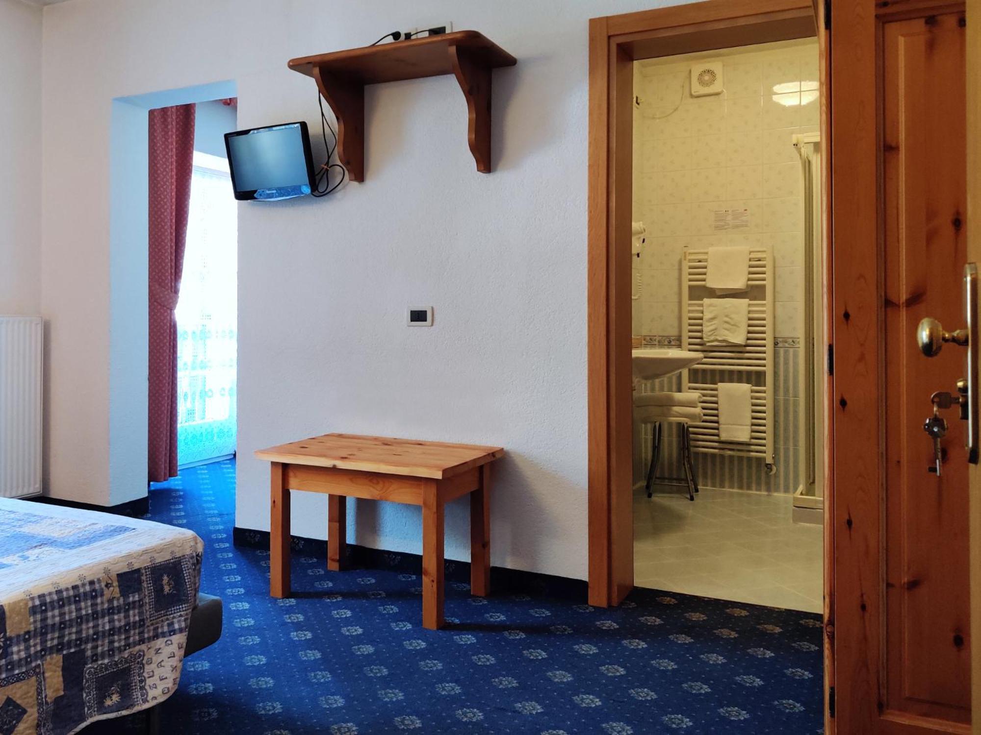 Hotel Nes Crepes Pozza di Fassa Exteriör bild