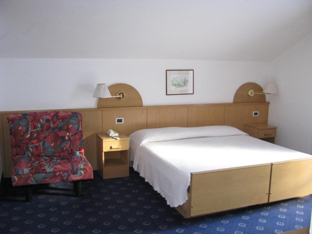 Hotel Nes Crepes Pozza di Fassa Rum bild