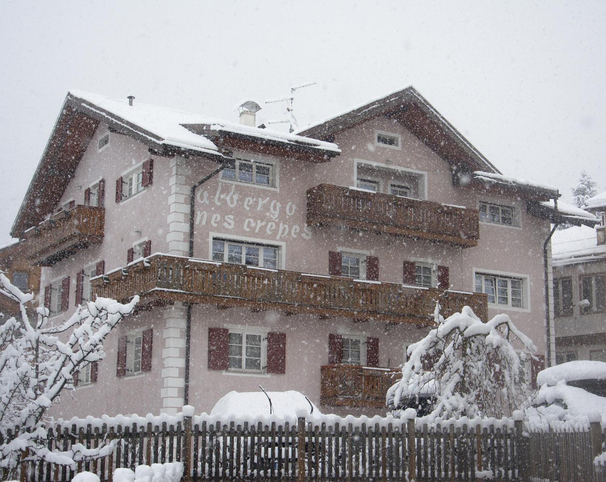 Hotel Nes Crepes Pozza di Fassa Exteriör bild