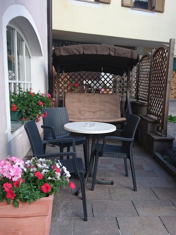 Hotel Nes Crepes Pozza di Fassa Exteriör bild