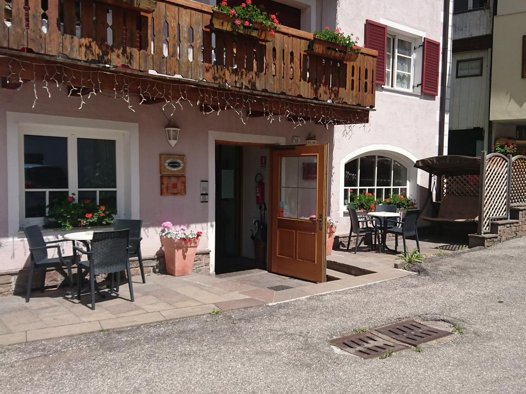 Hotel Nes Crepes Pozza di Fassa Exteriör bild