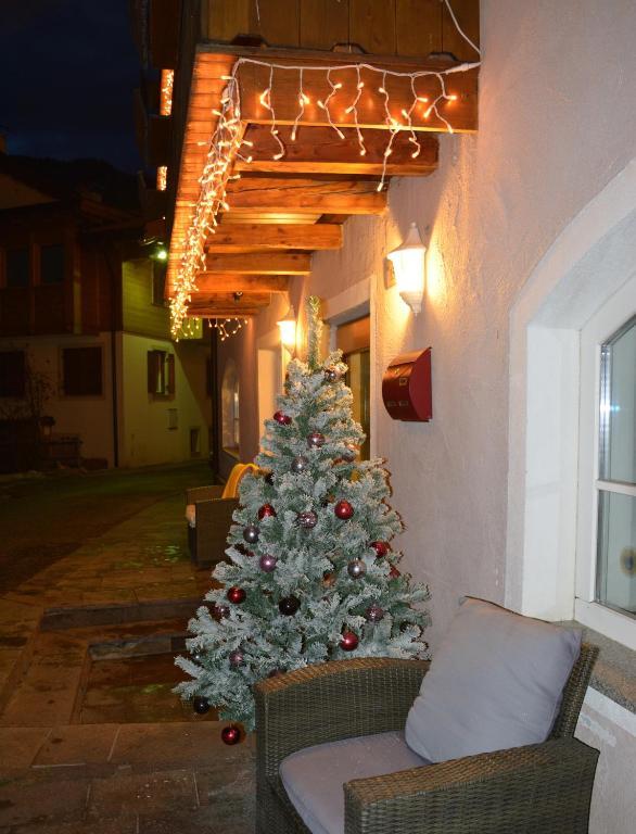 Hotel Nes Crepes Pozza di Fassa Exteriör bild