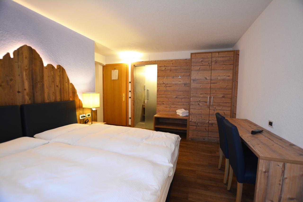 Hotel Nes Crepes Pozza di Fassa Exteriör bild