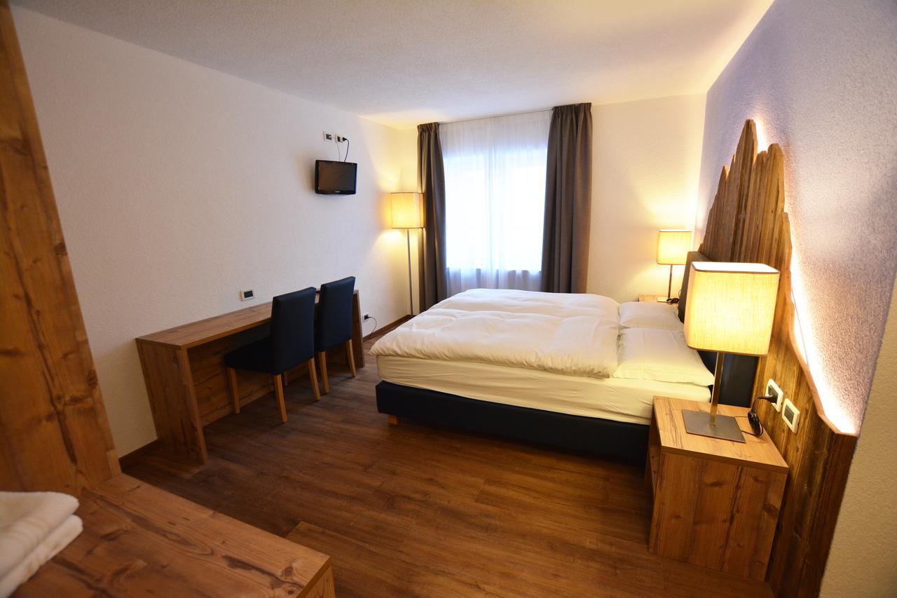 Hotel Nes Crepes Pozza di Fassa Exteriör bild