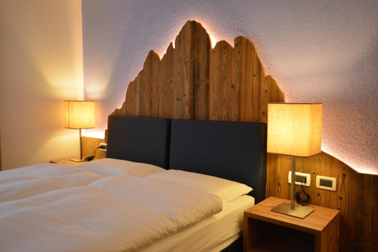 Hotel Nes Crepes Pozza di Fassa Exteriör bild