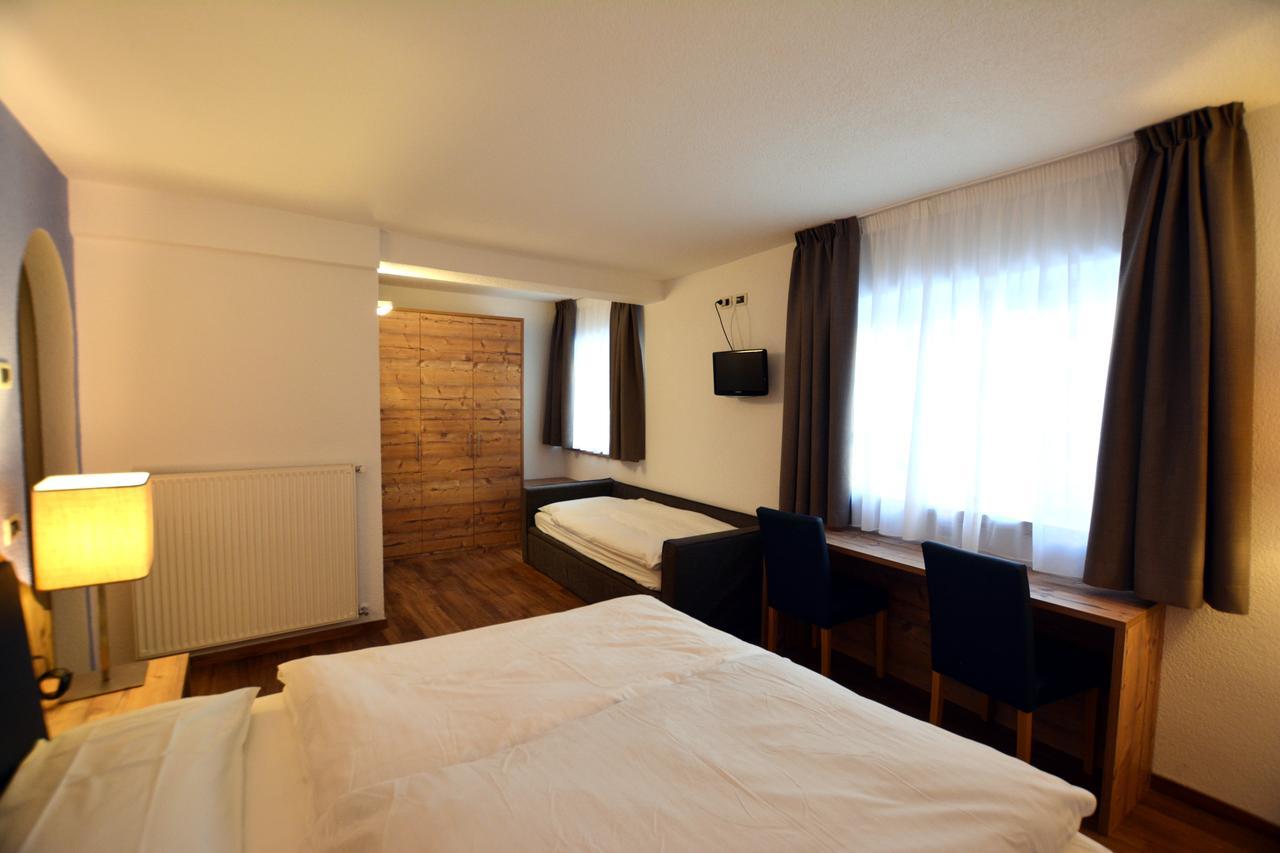 Hotel Nes Crepes Pozza di Fassa Exteriör bild