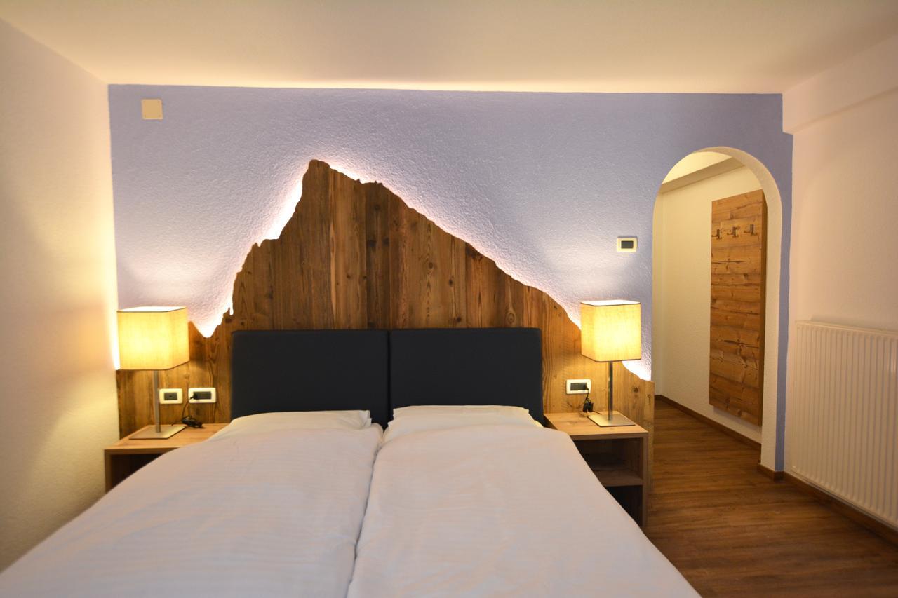 Hotel Nes Crepes Pozza di Fassa Exteriör bild