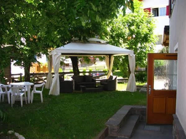 Hotel Nes Crepes Pozza di Fassa Exteriör bild