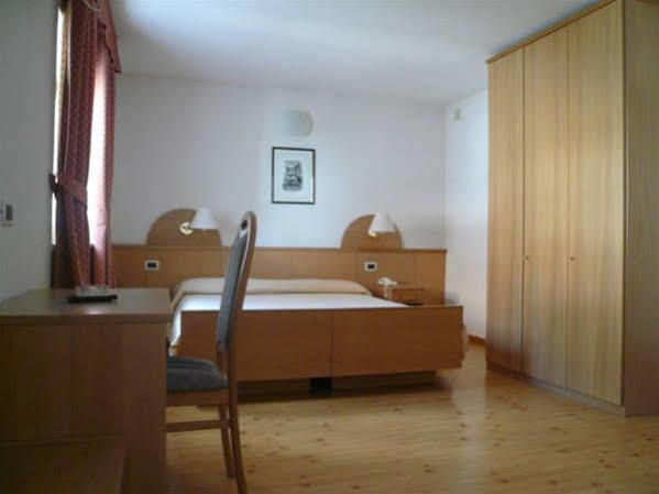 Hotel Nes Crepes Pozza di Fassa Exteriör bild