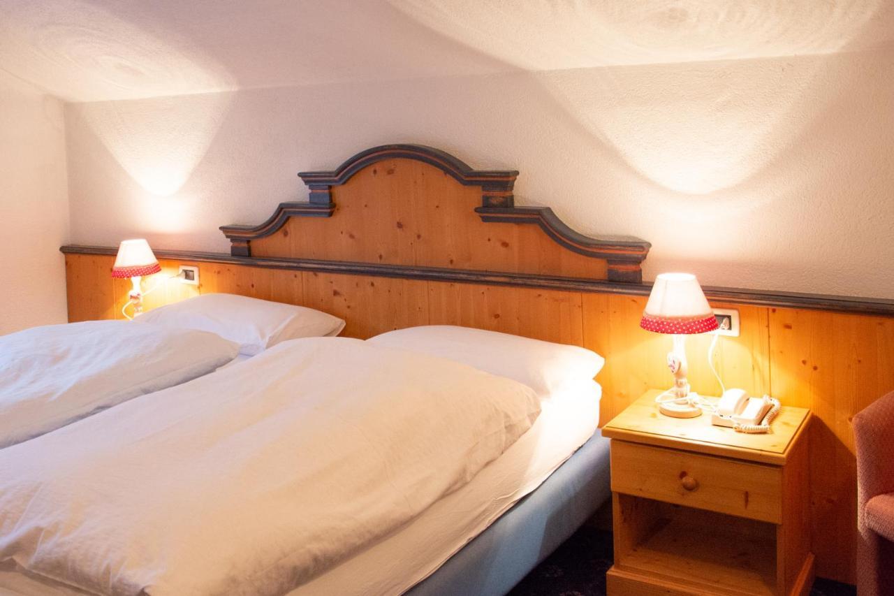 Hotel Nes Crepes Pozza di Fassa Exteriör bild