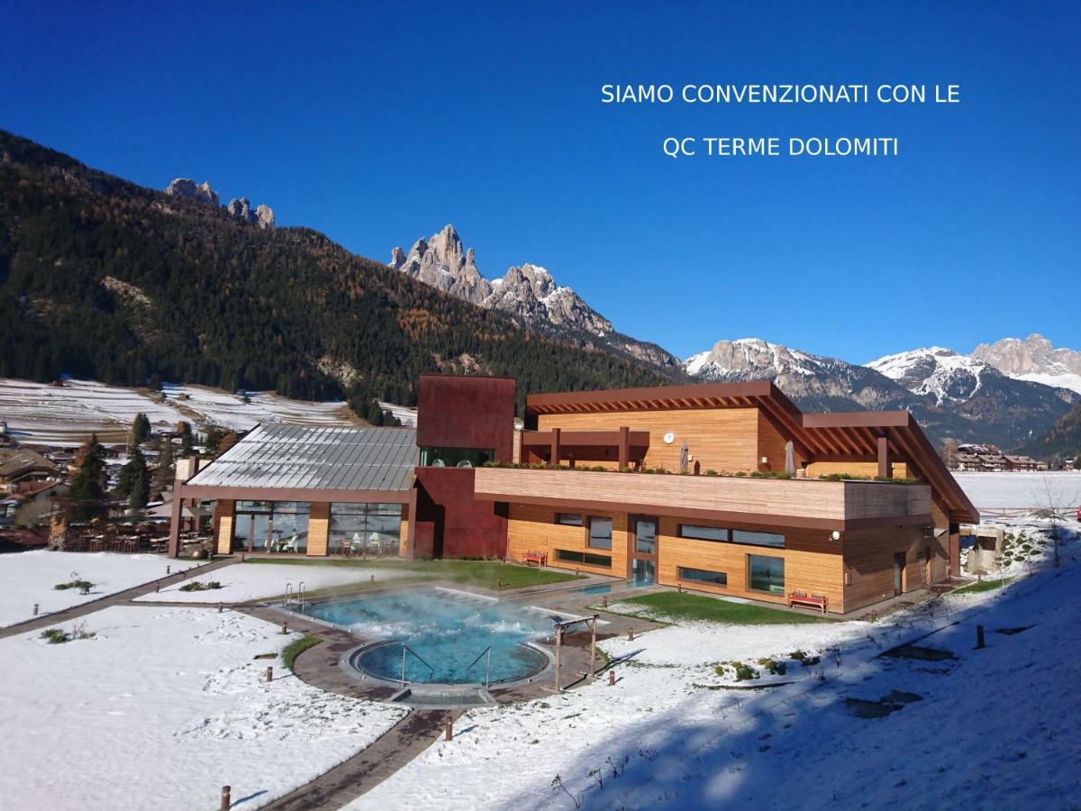 Hotel Nes Crepes Pozza di Fassa Exteriör bild