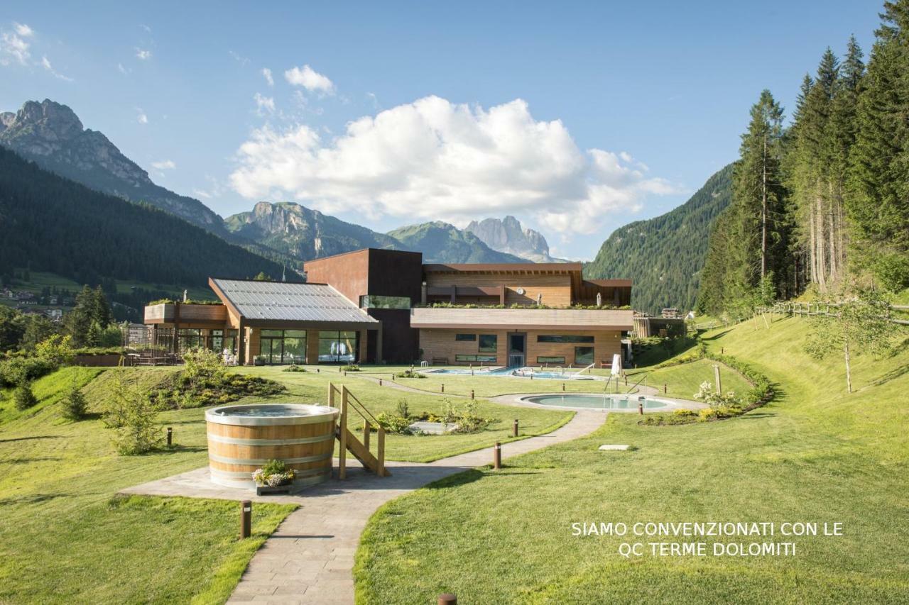 Hotel Nes Crepes Pozza di Fassa Exteriör bild