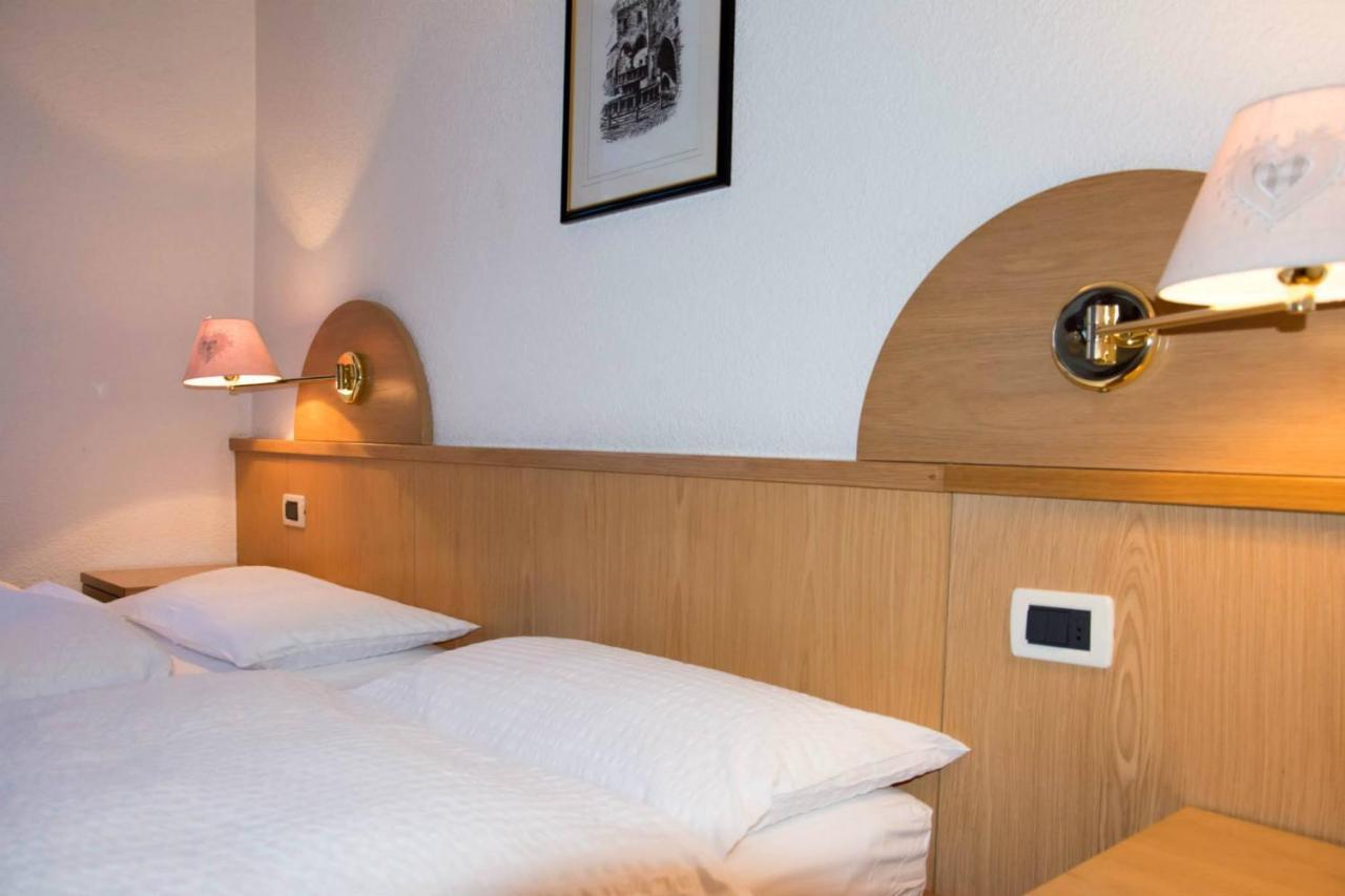 Hotel Nes Crepes Pozza di Fassa Exteriör bild