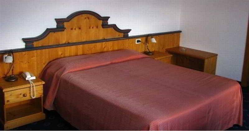 Hotel Nes Crepes Pozza di Fassa Exteriör bild
